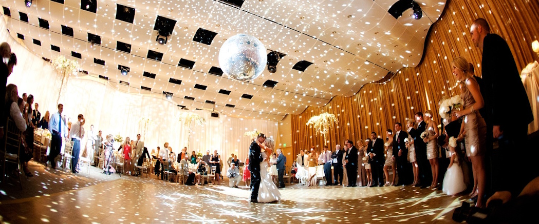 wideshot-of-groom-and-bride-dancing wide shot of bride and groom dancing