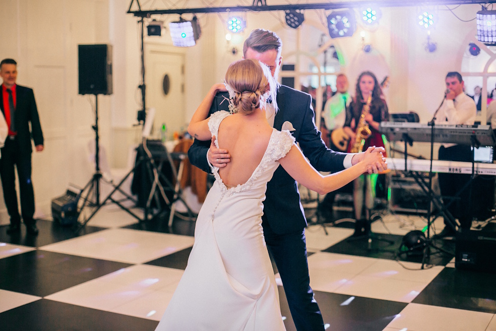 bride and groom dancing to dj music