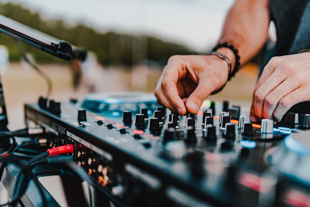 dj playing music